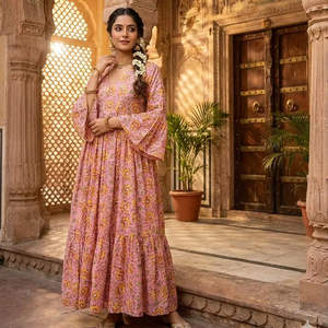 Vestido Maxi Rosa con Estampado Floral Hecho a Mano, Vestido Largo de Algodón con Volantes, Cuello en V, Estilo Étnico Bohemio, Vestido de Verano, Moda Artesanal India - Product Image 1