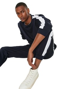 Ensemble de survêtement tendance à taille élastique pour hommes, directement de l'usine, nouvelle arrivée à prix avantageux. - Product Image 5