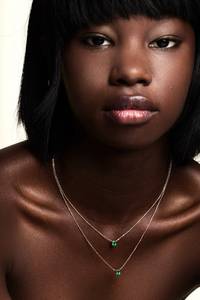 Collier Pendentif Minimaliste de Luxe Plaqué Or 18K pour Fiançailles et Mariage, Émeraude Naturelle Taille Ovale Sertie Griffe, Chaîne Câble - Product Image 4