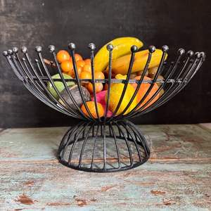 Corbeille à fruits en métal d'inspiration industrielle, idéale pour la décoration de cuisine urbaine et le rangement efficace des fruits sur comptoir - Product Image 1