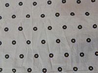 Tissu en coton blanc en gros avec motifs floraux marguerites bleu marine et jaunes épars pour vêtements décontractés et décoration intérieure