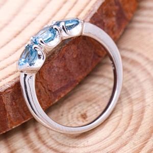 Vente en gros d'anneaux en argent sterling 925 massif avec topaze bleue de Londres naturelle ronde à trois pierres, bijoux Memoria - Product Image 3