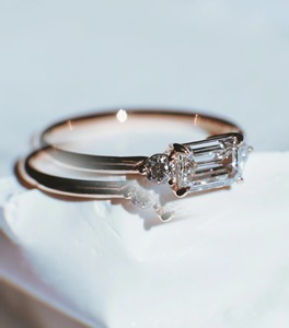 แหวนเพชรทรงมรกตเม็ดเดี่ยว 1 กะรัต แบบมินิมอล ตะวันออก-ตะวันตก ทองคำขาว 14K วงแหวนหน้ากว้าง 1.6 มม. ประดับเพชรด้านข้างทรงบริลเลียนท์ แหวนหมั้น - Product Image 4