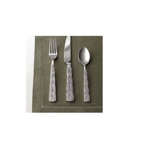 Juego de cubiertos metálicos con acabado antiguo, elegantes utensilios de comedor para decoración de restaurantes vintage, servicio de banquetes y hostelería de lujo. - Product Image 1