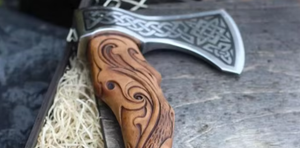 Hacha Tomahawk de Grado Industrial SCL, Hecha a Mano, con Hoja de Acero al Carbono de 4 Pulgadas de Filo para Supervivencia y Corte de Madera - Product Image 2