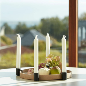 Plateau rond en bois pour bougies coniques avec quatre supports métalliques à clipser pour une décoration moderne de table. - Product Image 5