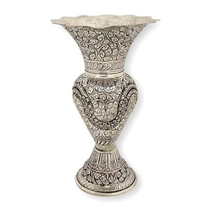 Vase décoratif en métal, motif floral en relief, pour table ou sol, fait main, ornemental, pour la maison, le jardin ou les événements - Product Image 3