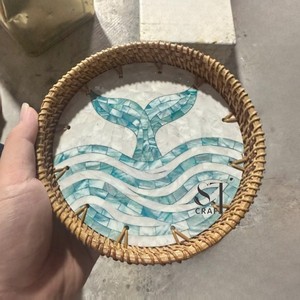 Plateau rond en rotin, motif personnalisé, design rustique, incrustation de nacre, plateaux de service multifonctionnels, décoration d'intérieur, fabrication artisanale au Vietnam - Product Image 3
