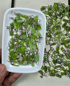 Colgante de Cristal Verde Natural en Forma de Lápiz, Gema de Peridoto y Turmalina en Bruto con Punta, Joyería con Tapa de Plata, Proveedor Mayorista a Granel - Product Image 1