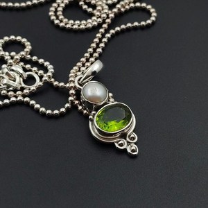 Collier en argent sterling avec pendentif péridot, pierre précieuse verte, pierre de naissance d'août, bijou élégant fait main, cadeau pour femme - Product Image 1