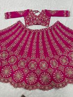 Lehenga Choli de seda premium semisellado de dos tonos con falda de 3.5 metros, bordado elaborado y lentejuelas.