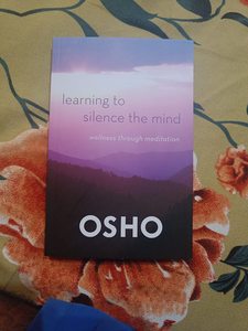 Aprender a silenciar la mente por Osho, libro en inglés de bolsillo, guía sobre mindfulness y paz interior - Product Image 2