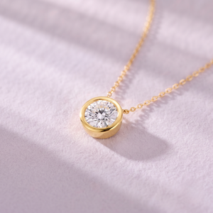 Pendentif en or 14 carats avec diamant de laboratoire rond taille brillant de 3,00 carats, serti clos, certifié IGI, bijou classique de fiançailles pour femme - Product Image 3