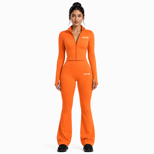 Conjunto de yoga naranja para mujer con logotipo personalizado, chaqueta con cuello alto y cremallera completa, pantalones acampanados de cintura alta, conjunto deportivo de dos piezas para invierno. - Product Image 1