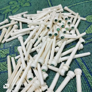 Bâtons à cheveux en os faits à la main avec des détails sculptés et une touche naturelle, parfaits pour les coiffures élégantes, accessoires capillaires et cadeaux. - Product Image 4