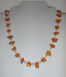 Collier pendentif en résine orange, modèle ange, bijou tendance pour femme, design à maillons ronds, accessoire audacieux et coloré - Product Image 4