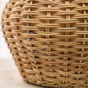 Vase décoratif vintage en rotin tressé à la main avec deux poignées, pot à fleurs en osier naturel pour la décoration intérieure de style farmhouse - Product Image 3