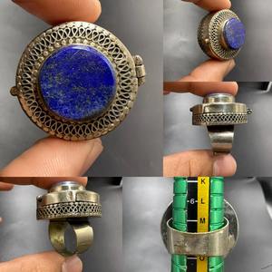 Bague tribale afghane vintage rare avec accents de pierres précieuses vertes émeraude, travail en filigrane argenté délicat et multiples ornements. - Product Image 6