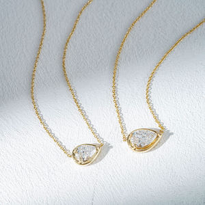 จี้เพชรทรงลูกแพร์เพาะเลี้ยงในห้องปฏิบัติการ ได้รับการรับรองจาก IGI  ตัวเรือนทองคำ โรสโกลด์ ไวท์โกลด์ หรือเงิน สี D-E-F ความใส VVS-VS พร้อมสายสร้อย - Product Image 2