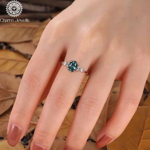 Bague de fiançailles classique pour femme Charm Jewells, en argent plaqué or 18 carats, sertie de trois pierres de moissanite taille coussin, 3 grammes, IGI - Product Image 6
