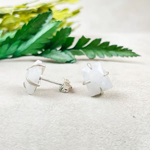 Boucles d'oreilles clous en pierre de lune arc-en-ciel 10x8mm trapézoïdales serties à griffes |   Boucles d'oreilles tendance pour femmes en argent sterling 925 |   Vente en gros de clous d'oreilles en pierres précieuses - Product Image 1