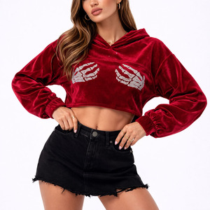 Sudadera corta de terciopelo rojo para mujer, con gráfico de mano de esqueleto con pedrería, estilo urbano, manga larga, personalizada y a la moda. - Product Image 4