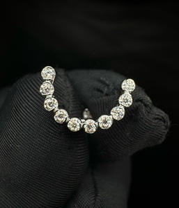 Boucles d'oreilles clous en or 14 carats en forme de U avec détails de diamants invisibles pour femmes - Product Image 1