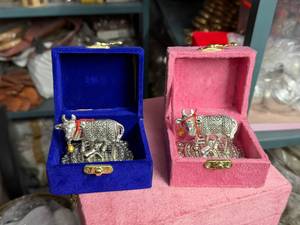 Statue de vache et de veau en argent plaqué allemand, cadeaux de remerciement avec boîte pour Pooja, mariage, nouvellement installé et occasions spéciales - Product Image 1
