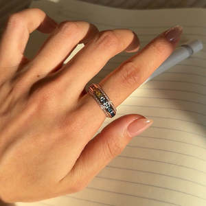 Anillo de Oro Sólido de 14K con Zafiro Princesa Arcoíris y Diamantes Cultivados en Laboratorio, Anillo de Eternidad para Boda o Aniversario para Mujer - Product Image 5