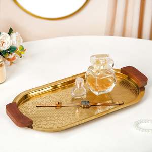 Bandeja de Servir Moderna Multifuncional con Diseño Floral en Metal Dorado, Plato para Postres de Boda, Asas de Madera, Texturizado, Decorativo, Artesanal - Product Image 3