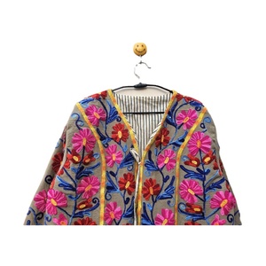 Chaqueta de Algodón Acolchada Reversible, Ecológica, con Bordado Suzani Vintage Hecho a Mano en India, Diseños Estampados con Remaches y Rayas - Para Mujer - Product Image 4