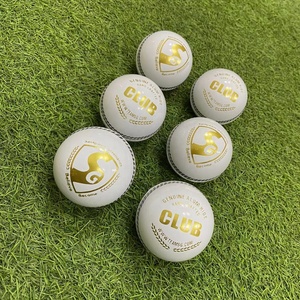 Pelotas de Cricket Blancas SG CLUB, Tamaño para Hombre - Product Image 1