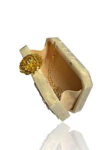 Pochette en résine élégante dorée avec embellissements floraux en pierres de cristal et bouton en lotus, sac de soirée pour femme - Product Image 4