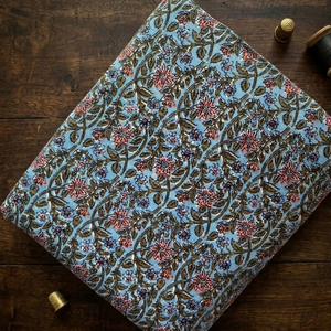 Tela de Algodón con Estampado de Enredaderas Florales, Color Azul Claro, Estampado a Mano, Tela Suave y Ligera para Confección de Kurtis y Vestidos - Product Image 4