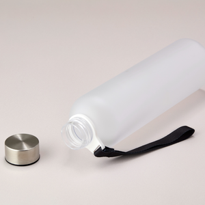 Bottiglia d'Acqua Riutilizzabile in Tritan con Logo Personalizzato, Design Coreano Moderno, Coperchio a Vite e Cinghia per Viaggi, Palestra e Attività all'Aperto - Product Image 3