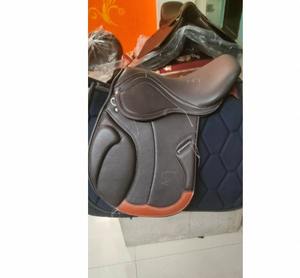 Silla de Montar Inglesa Ajustable de Cuero Genuino con Accesorios de Plástico y Madera para Deportes Ecuestres, Exportación - Product Image 1