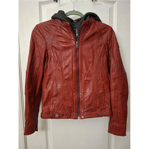 Chaqueta de Piel de Cordero Curtida en Rojo Oscuro, con Capucha Gris Desmontable y Cierre de Cremallera Completo, para Mujer - Product Image 1