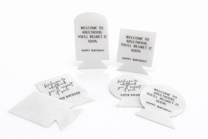 Plaque de message moderne en acrylique sur pied avec citation amusante « Bienvenue dans l'âge adulte » pour une présentation élégante sur le bureau - Product Image 4