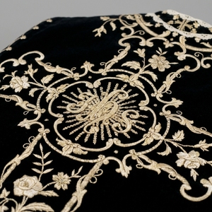 Chasuble liturgique personnalisée en velours noir, brodée à la main avec du fil d'or, vêtement de clergé d'église, robe de cérémonie - Product Image 5