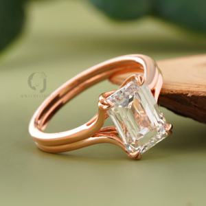 Anillo de Diamante de Laboratorio de Lujo con Corte Esmeralda de 3.02 Quilates, Color Oro Amarillo, Diseño Solitario con Vástago Dividido y Cruzado, Anillo Nupcial Tipo Catedral - Product Image 4