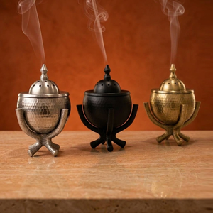 Ensemble d'encensoirs en métal martelé orné avec couvercles bombés et supports arqués uniques, disponible en trois magnifiques finitions métalliques - Product Image 1