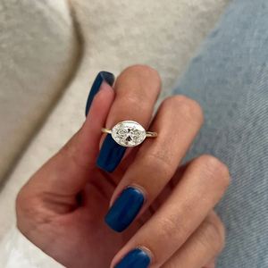 Anillo de Compromiso y Boda Moderno con Diamante Cultivado en Laboratorio de Corte Oval de 4 Quilates, Certificado IGI, Oro de 14K, Media Engaste - Product Image 6