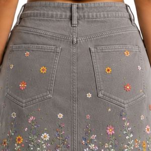 Conjunto de Top Corto y Falda Bordados para Mujer en Gris Niebla, Diseño Floral de Verano, Dos Piezas, Logotipo Personalizado, OEM, Ropa al Por Mayor - Product Image 6
