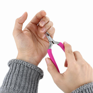 Coupe-cuticules professionnel en acier inoxydable de qualité supérieure avec double ressort et poignée antidérapante - Product Image 1