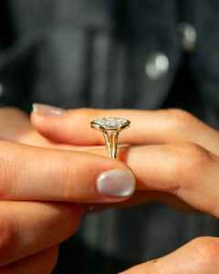 แหวนมอสซาไนต์ทรงรีหรูหราประดับครึ่งวงแบบเบเซลในทองคำขาว 14K |   แหวนหมั้นทรงเรียบหรูแบบโซลิแทร์ |   เครื่องประดับชั้นสูงร่วมสมัยสำหรับเธอ - Product Image 3