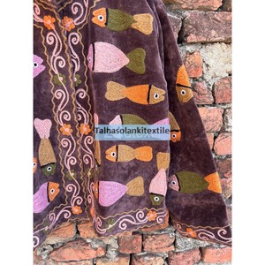 Chaqueta Artesanal Corta de Terciopelo Suzani con Bordado de Peces para Mujer, con Dos Bolsillos Laterales, Estilo Boho Chic, Venta al Por Mayor - Product Image 3