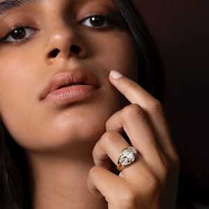 Anillo de Lujo de Oro Sólido de 14k con Certificación IGI, Diamante Cultivado en Laboratorio de Corte Ovalado con Engaste de Garras, Anillo Trílogo de Tallo Dividido con Tres Diamantes CVD HPHT - Product Image 3