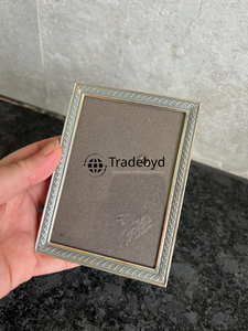 Cadre photo en métal élégant fait main, accent de décoration de luxe par Tradebyd - Product Image 4