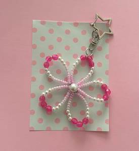 Porte-clés brodé à la main unique avec des perles et une finition artisanale de qualité pour les marchés de cadeaux personnalisés - Product Image 1