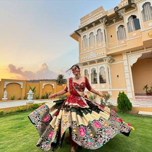 Robe de soirée et de mariage pour femme, style Lehenga Choli, avec dupatta, imprimé numérique, travail de miroir, bordure en dentelle Gota Patti, longueur ras du sol - Product Image 1